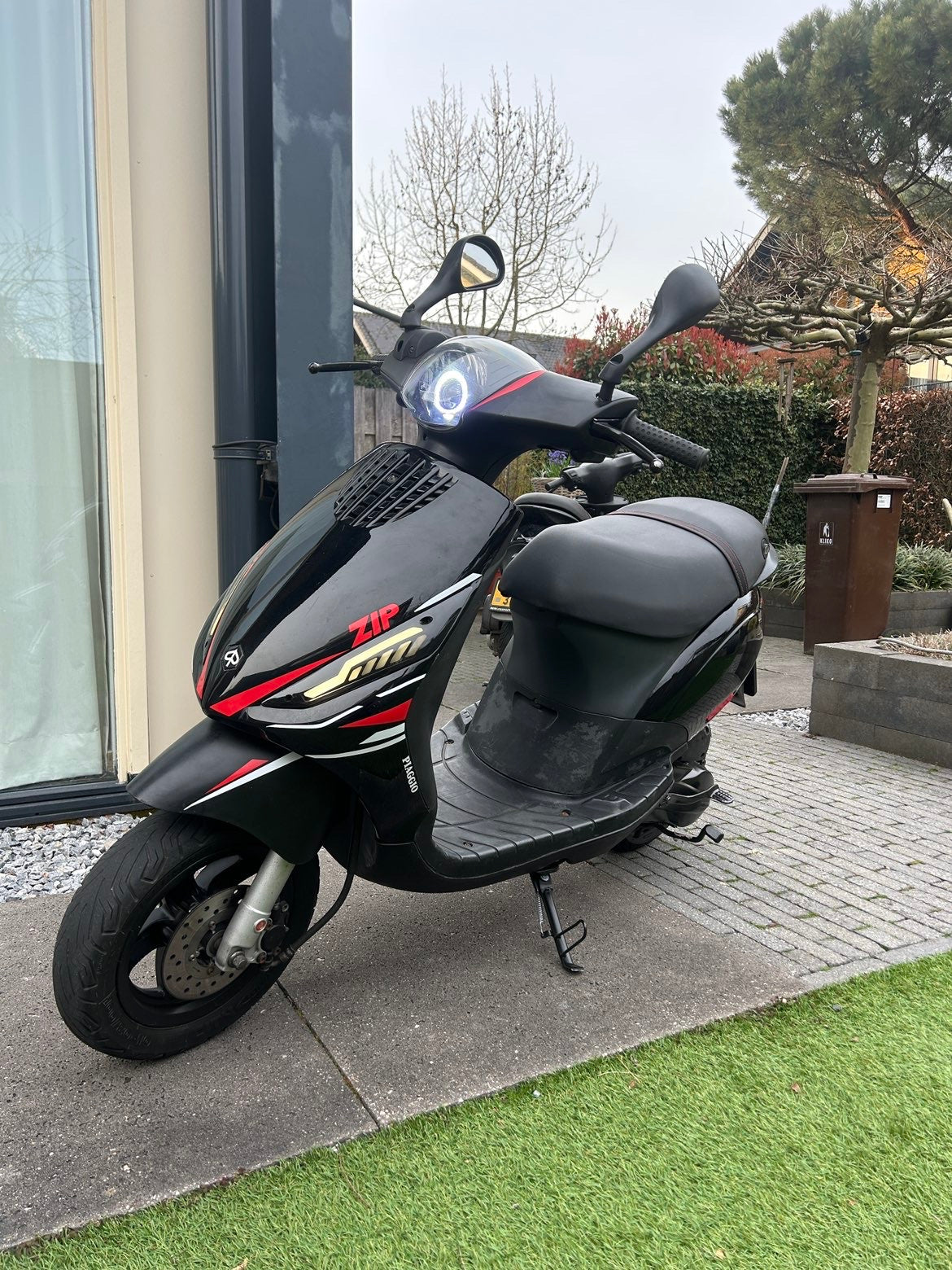 Sporty Design  - Piaggio Zip SP Graphics Kit (Original Plastics)